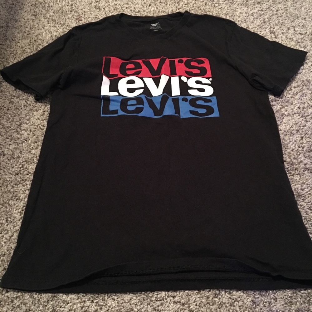 Black Levi’s tee